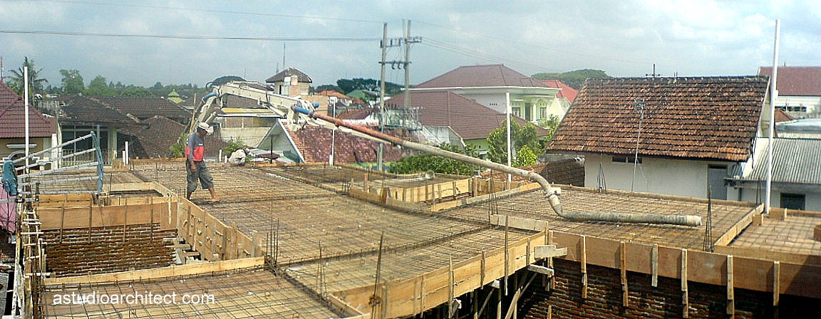  Proses pengecoran dak  beton  pada proses pembangunan rumah 