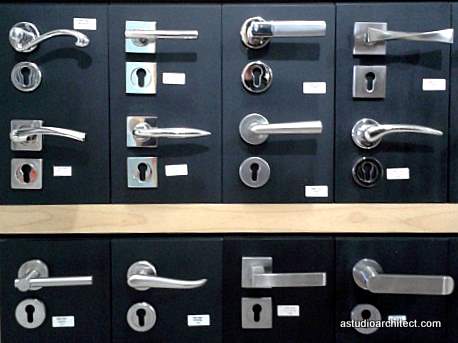 Berbagai jenis handle pintu dengan dan tanpa pengunci 