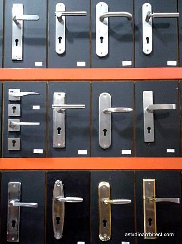 Berbagai jenis handle pintu dengan dan tanpa pengunci 