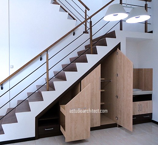 Contoh lemari bawah tangga by astudio Arsitektur rumah 